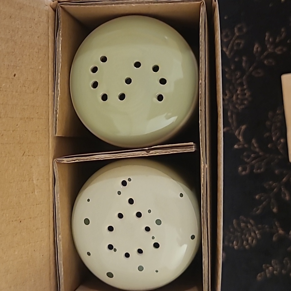 Darling Spring Salt & Pepper Shakers Brand New In Box - Picture 5 of 5